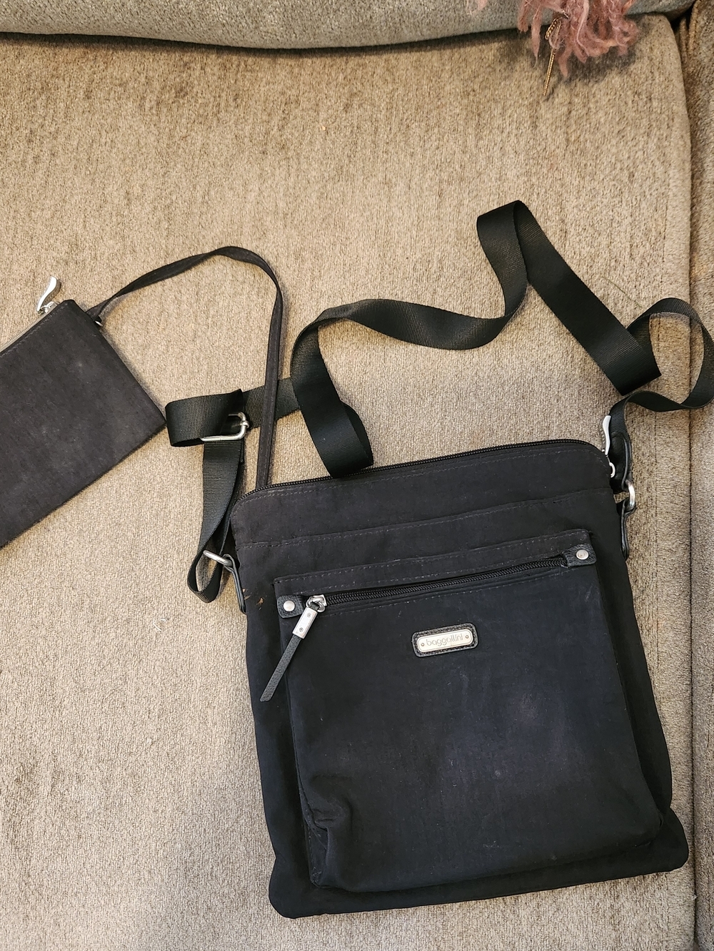 Baggallini Go Bagg with a removable RFID phone wristlet - Picture 2 of 4